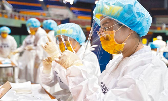 屏东县50岁男子施打第一剂AZ疫苗后出现不良反应，经中央核准第2剂改打莫德纳，成为台湾合法混打疫苗首例。（屏县府提供／林和生屏东传真）