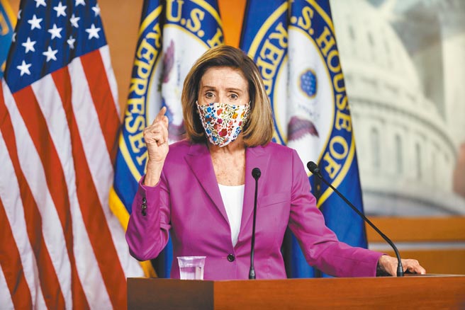 美国眾议院外交事务委员会15日以26票对20票通过了简称为「鹰法」的《确保美国全球领导力与接触法案》。图为眾议院议长裴洛西。（新华社）