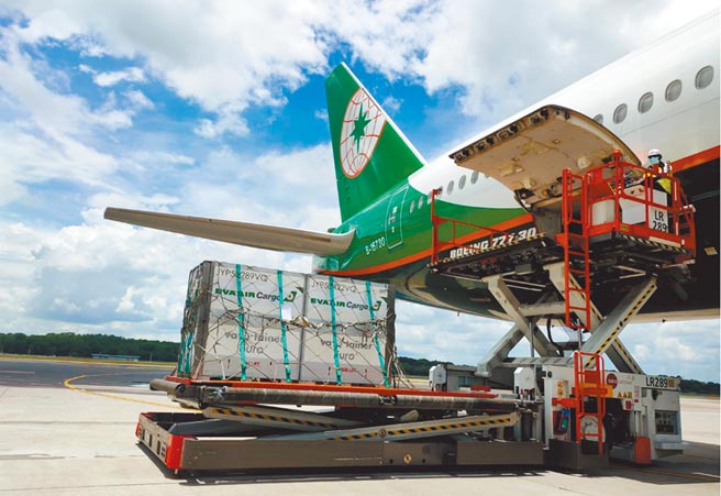 長榮航空昨日召開股東常會，董事長林寶水表示在客運明顯復甦前，往歐美艙位供給仍不足，貨運運價將維持高檔。圖為長榮貨機正在裝卸貨物。（長榮航空提供）