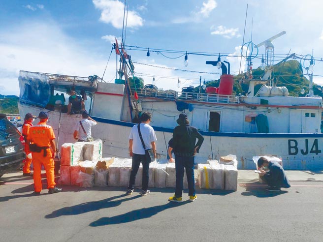 「昇慶利」號漁船16日第三度被搜出私菸，海巡署查緝人員與新北市財政局菸酒管理科人員將私菸搬出密艙清點。（王揚傑攝）