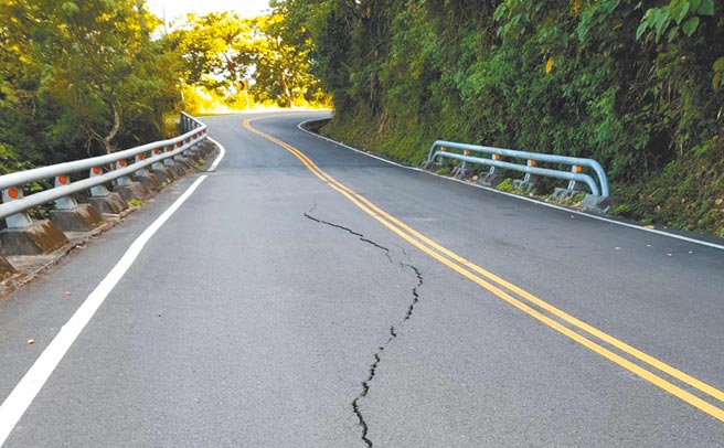 花莲14日发生逾40起地震后，山区路面因而「裂开」，没想到16日清晨1小时内发生连续15起地震，不少人担心是否为大地震前兆，而花莲气象站研判2日的连续地震应为7日与8日寿丰乡发2起规模5.4地震的余震。（花莲县政府提供／罗亦晽花莲传真）