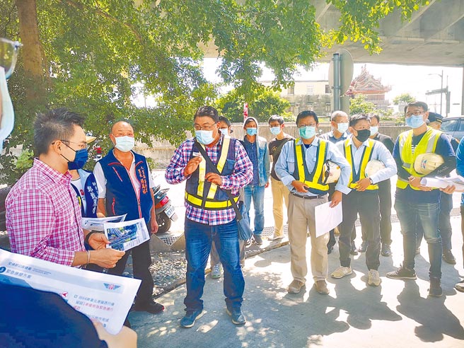 台64线快速道路本周接连发生大车坠落、追撞等死亡事故，立法委员洪孟楷16日召集相关单位会勘改善。（洪孟楷服务处提供／戴上容新北传真）