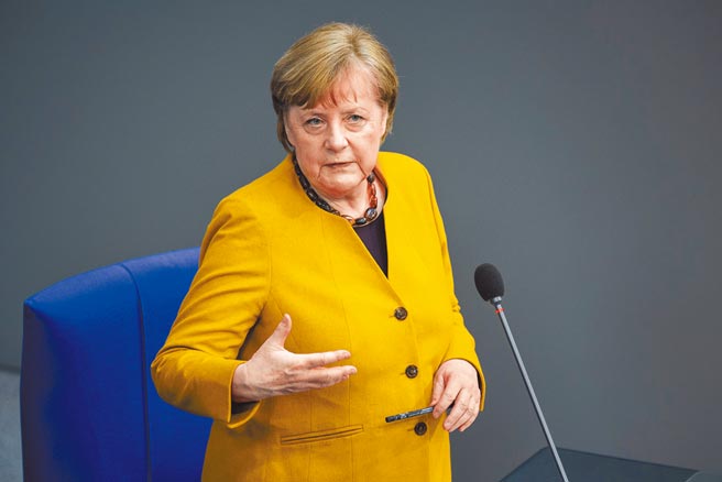 国与中国有着紧密的贸易关系，梅克尔一直希望避免被迫在中美之间选边站。梅克尔强调，她希望德国和欧盟跟华府能协调对中政策，包括在劳工权利、贸易和网路安全等问题上。（新华社）