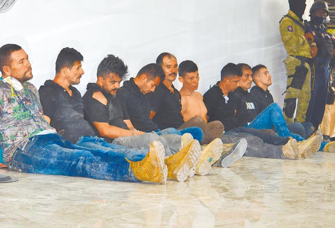 海地总统摩依士遇刺身亡后，警方拘捕多名涉案的哥伦比亚退伍军人。图为7月8日，在海地太子港，海地警方在新闻发布会上向媒体展示被逮捕的嫌疑人。（新华社）