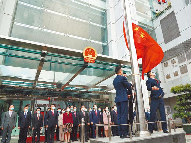 美国财政部海外资产控制办公室（OFAC）当地时间16日宣布，制裁香港中联办7名副主任，分别是陈冬、杨建平、仇鸿、卢新寧、谭铁牛、何靖、尹宗华。图为中联办于香港举行升国旗仪式。（新华社）