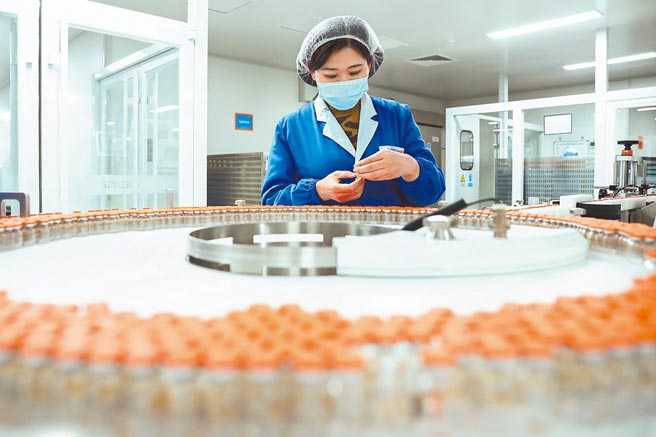 近日，山东烟台、浙江温州、江苏南通等多地下辖区县陆续发布通告，将在辖区内重点公共场所实施「二码联查」，即同时查验健康码及新冠病毒疫苗接种记录。图为大陆科兴疫苗的瓶装包装线。（新华社）