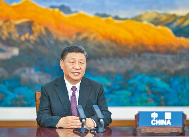 大陆国家主席习近平16日以视讯出席APEC非正式领袖会议并发表讲话，他强调，国际社会要拆墙而不要筑墙，要开放而不要隔绝，要融合而不要脱鉤。（新华社）