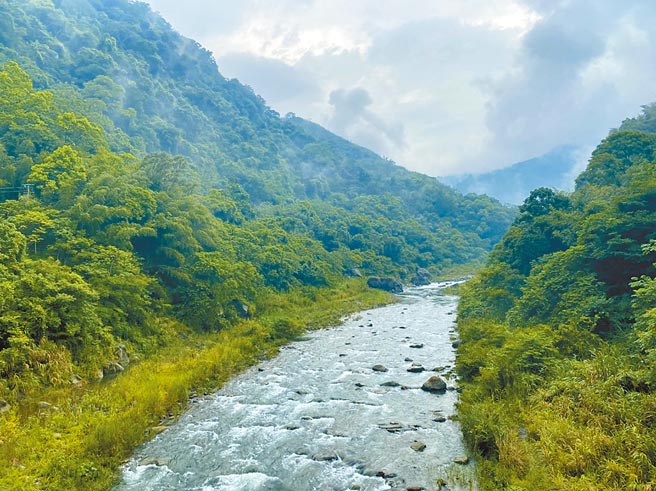3青年前往五峰乡大坪溪和平桥上游300公尺处戏水，其中彭姓男子跳下水后失去踪影，警消救起时已无呼吸心跳。（新竹县议员张益生提供／庄旻静新竹传真）