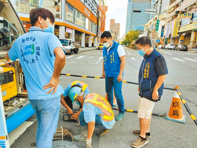 台中市西屯区一处雨水下水道刚完工却无法排水，开挖惊见涵管被凿穿，市府表示将追究责任。（卢金足摄）