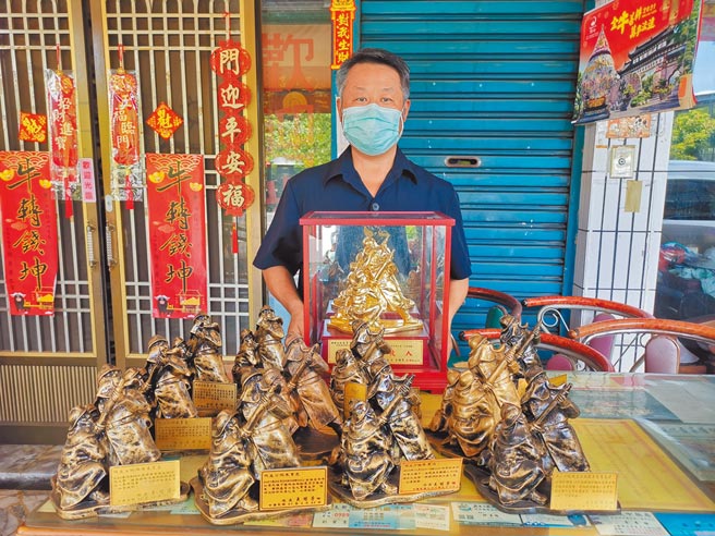 朱育志曾获得11座消防射水奖，每一座背后都有感人的救难故事。（刘秀芬摄）