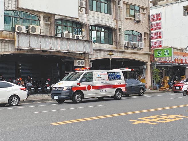 台南市消防局救护案件1年近10万件，为将有限资源留给紧急伤病患，并遏阻少数滥用救护车的民眾，1年来开出21张「消防救护车收费告知单」。图中救护车执行救护非与新闻相关。（曹婷婷摄）