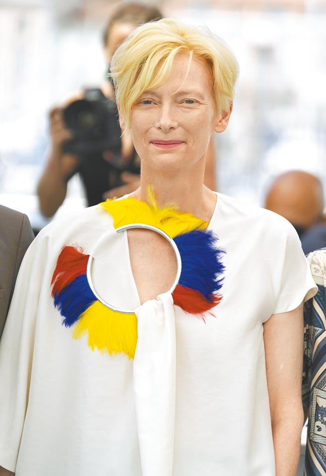 蒂妲絲雲頓（見圖）和導演阿比查邦昨攜新片《記憶》至坎城影展。（美聯社）