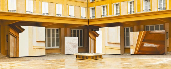 Hermes夏季男装秀从巴黎国家家具管理馆出走至户外，带有解封后松一口气的愉悦感。（Hermes提供）