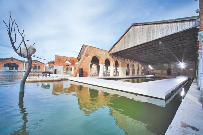 今年Valentino秀场选址威尼斯军火库船坞区，相当有话题性。（Valentino提供）