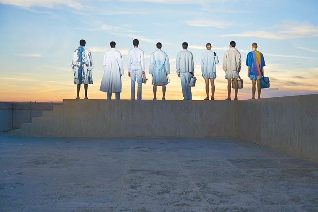 Fendi过去的秀大多在罗马文化宫总部开秀，这次选在顶楼办，遥望地平线十分美丽。（Fendi提供）