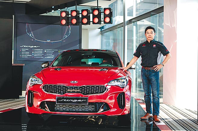 在KIA总代理台湾森那美起亚积极经营下，旗下新世代车款销售屡创佳绩，总裁李昌益亲自宣布KIA豪华旗舰轿跑Stinger将以148.9万元起在台上市。（台湾森那美起亚提供）