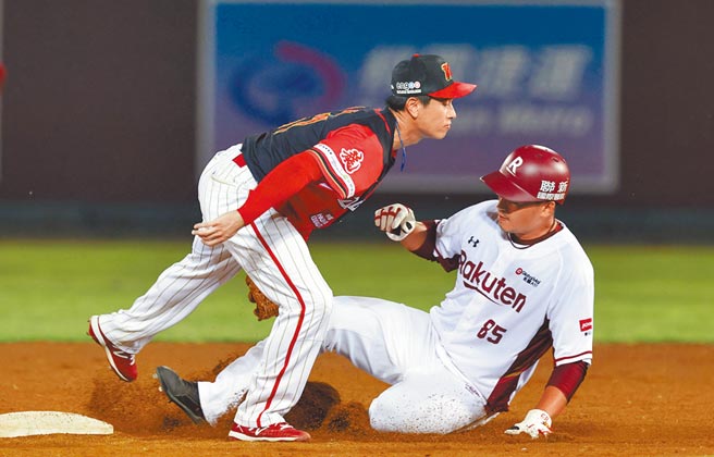 中職味全龍vs.樂天桃猿，桃猿強打朱育賢（右）2局下盜二壘失敗。（中職提供）