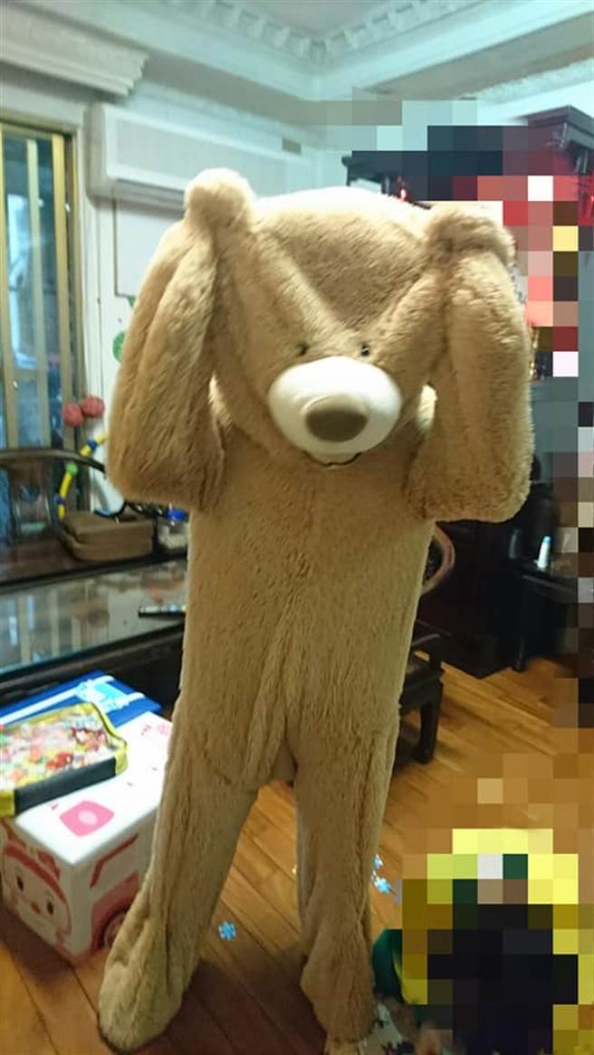 女网友将布偶里面棉花全部掏出，瞬间成为「等身玩偶大衣」。(图／Costco好市多 商品经验老实说)