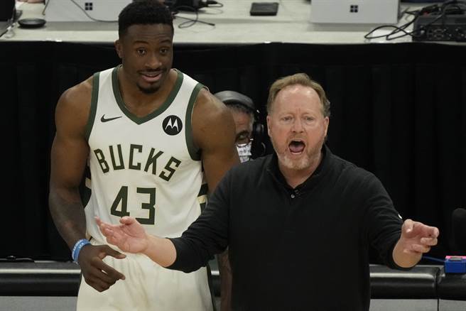 萨纳西斯阿提托康波(左)触发联盟健康与安全协议停赛了。(美联社资料照)