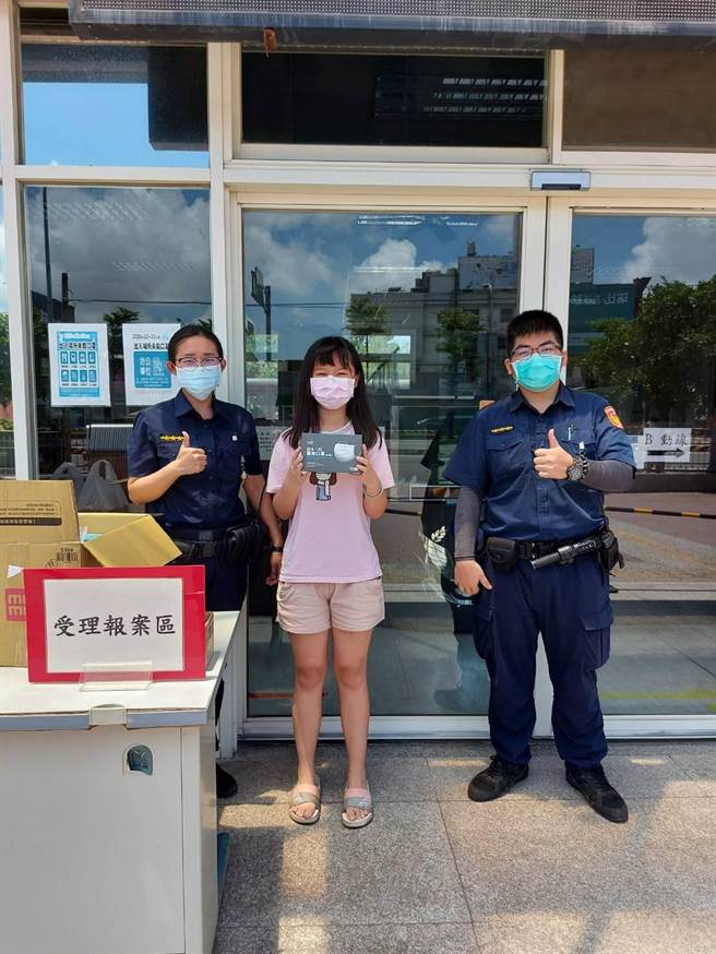 廖姓兄妹存零用钱，购买防疫物资捐赠清水警分局安寧派出所。（清水警分局提供／陈淑娥台中传真）