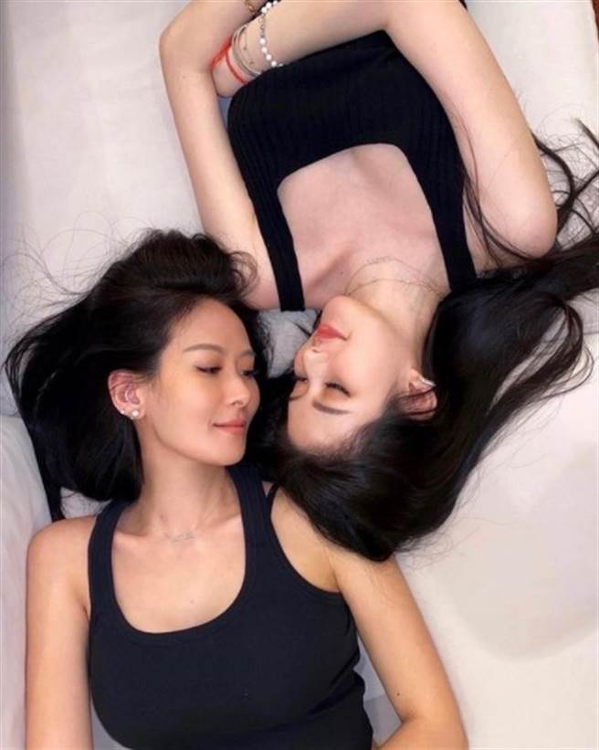 孙芸芸晒跟廖思惟的母女照，被网友称讚很像双胞胎。（图／IG@孙芸芸）