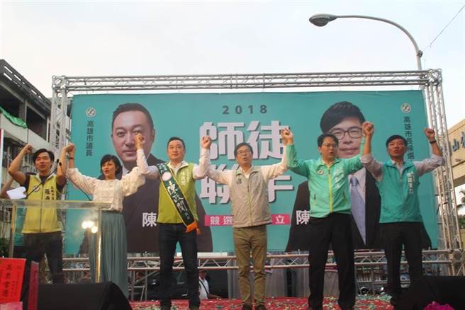 指揮中心宣布13日起微解封，屏東縣「牡丹灣villa」卻在微解封首日爆出違規群聚用餐，有人踢爆其中一人是行政院南部聯合服務中心執行長陳政聞。（摘自鄭照新臉書）