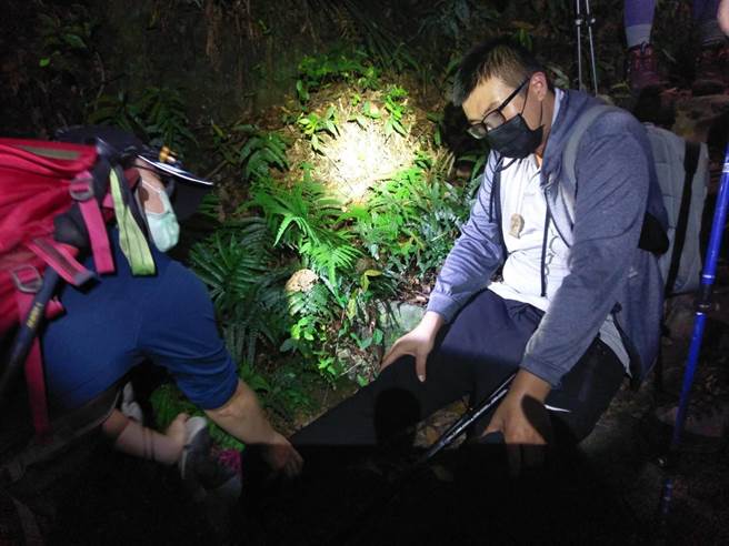 许姓男子与友人等一行3人攀登东卯山，结果发生脚抽筋意外。（台中市消防局提供／陈淑娥台中传真）