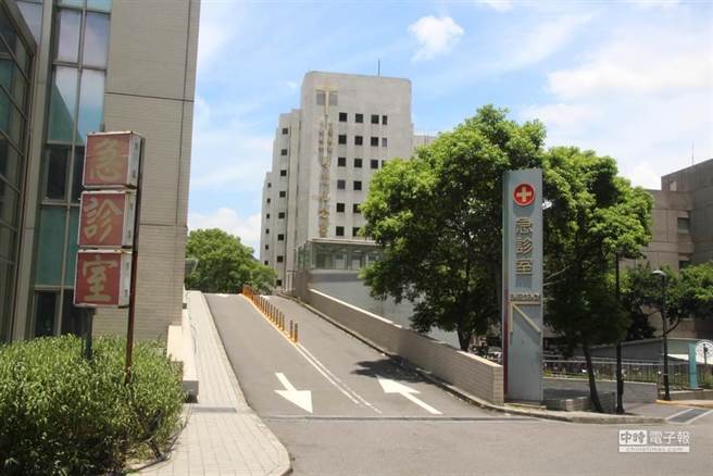 15歲少女與一群青少年機車夜遊淡水，18日清晨自撞路樹頭部重創命危，送淡水馬偕醫院搶救中。（中時資料照 葉書宏攝）