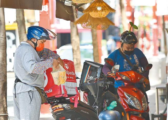 关于是否全民普发现金，渡过疫情，蓝委洪孟楷日前在脸书上发起网路投票询问网友意见，结果显示，绝大多数网友认为，政府应该考虑全民普发现金政策。图为忙碌的外送业者。(陈俊吉摄)