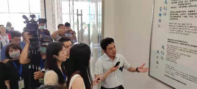四川鴻政博恩口腔公司總經理林政緯為川域渝行兩岸媒體現場解說(圖／旺旺中時文化傳媒提供)