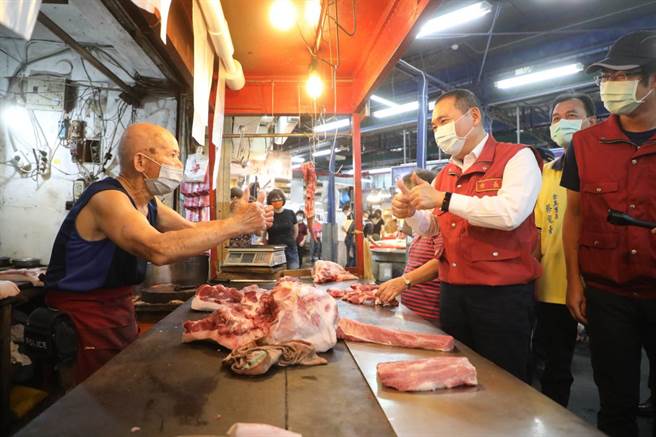 新北市长侯友宜到金山第一市场视察。(新北市政府提供)