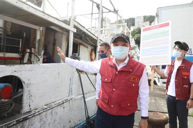新北市长侯友宜今（18）日上午前往万里区野柳渔港视察渔工防疫情形。（新闻局提供）