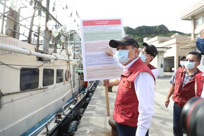 新北市长侯友宜今（18）日上午前往万里区野柳渔港视察渔工防疫情形。（新闻局提供）