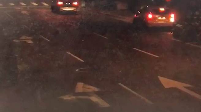 北市成都路一处日租套房18日凌晨1时许，发生房客遭利刃划伤大腿，柜台人员见状，立刻通知警消到场。（影片截图）