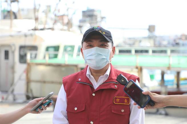 新北市长侯友宜今（18）日上午前往万里区野柳渔港视察渔工防疫情形。（新闻局提供）