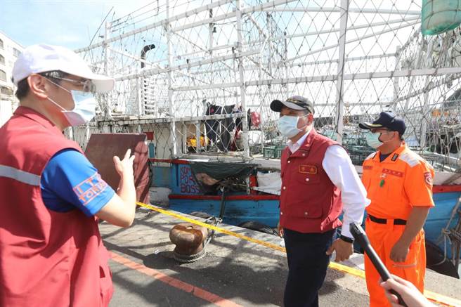 新北市长侯友宜今（18）日上午前往万里区野柳渔港视察渔工防疫情形。（新闻局提供）