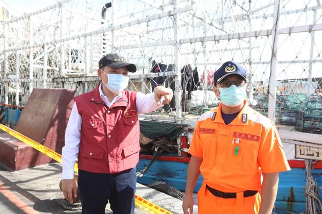 新北市长侯友宜今（18）日上午前往万里区野柳渔港视察渔工防疫情形。（新闻局提供）