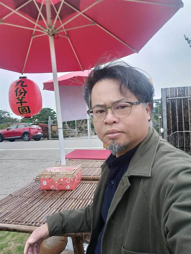 1972年出生的謝政憲是彰化和美人，他說創作不僅是情感抒發，也是結束一天工作的舒壓，平凡的街道總能發先美麗的光影相襯，希望他的作品能引起觀眾的共鳴。（文化局提供／吳建輝彰化傳真）