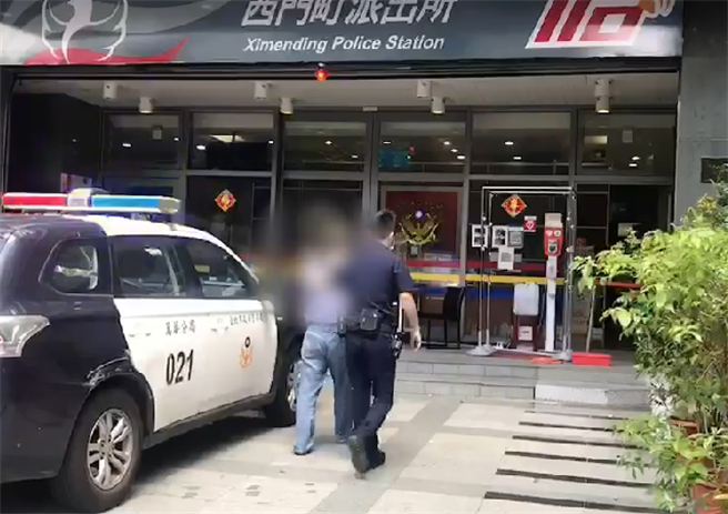 3恶煞闯万华旅馆砍人，男腿部中刀命危1嫌已落网，警方正追缉其余嫌犯。(戴志扬翻摄)
