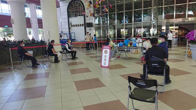 台南市议会当接种站，施打第7类造册对象，场地宽敞民眾都可保持社交距离。（程炳璋摄）