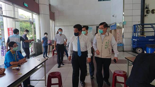 台南市议长郭信良（蓝领带者）到议会大厅观看民眾施打情况。（程炳璋摄）