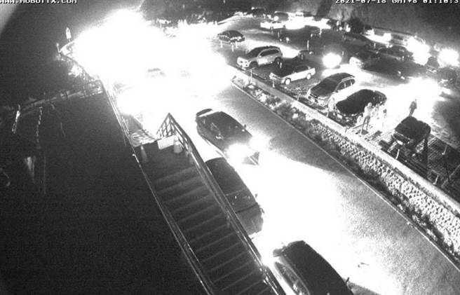 合欢山武岭停车场18日凌晨时段，停车场涌入车潮，车灯闪烁，照亮停车场。（翻摄中横路况交通资讯站）