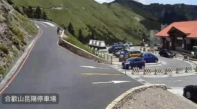 民眾悶壞 微解封首周末合歡山武嶺停車場滿滿車潮 生活 中時