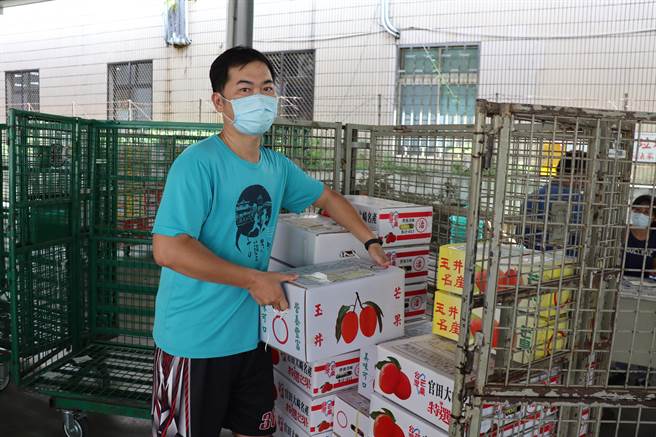 总爷邮局经理林坤成星期日回玉井邮局帮忙处理捷邮件。（刘秀芬摄）