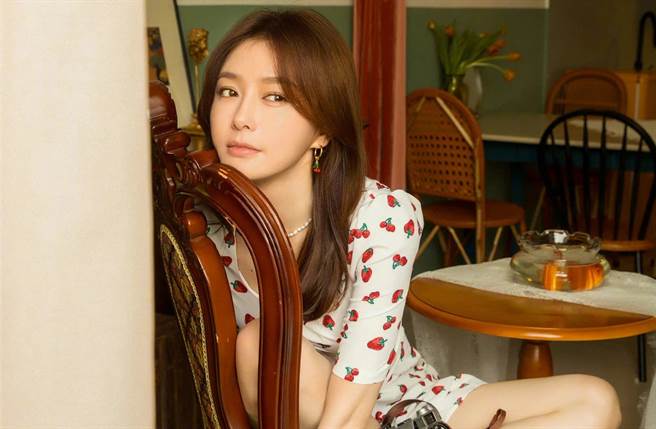 秦岚过42岁生日，不忘放送粉丝福利。(翻摄自秦岚微博)