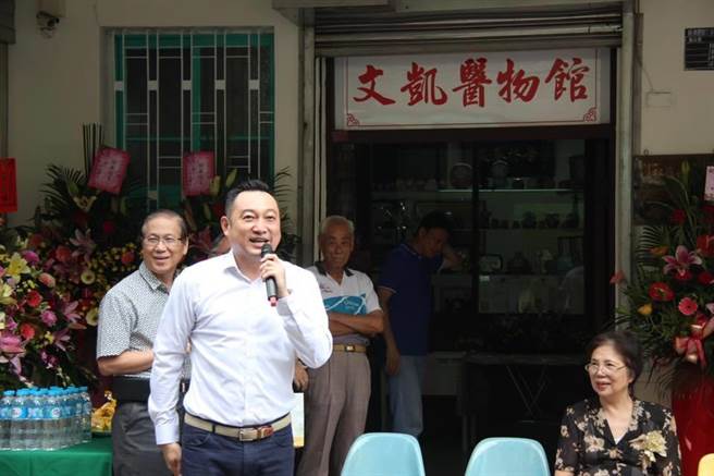 行政院南部聯合服務中心執行長陳政聞（中）。（圖片摘自陳政聞臉書）