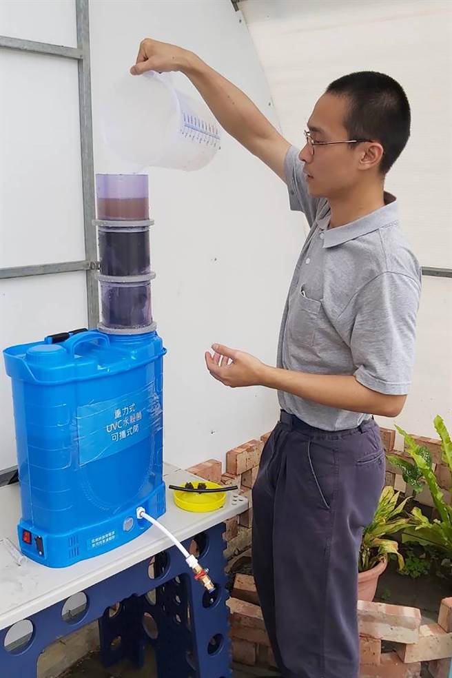 「可携式UVC LED流动水模组」机动性高，方便志工肩上一背就可挺进灾区供水。（工研院提供／罗浚滨新竹传真）