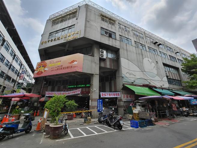 彰化市民权公有零售市场共有4层楼，2011年经县府委托土木技师鑑定，认为耐震度不足需办理补枪，但因为经费、施工、摊商经营等问题经过多年协调未果，迟迟未整修。(吴建辉摄)