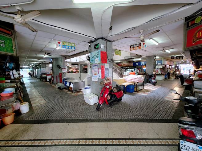 今年公所获得前瞻经费2695万，加上自筹经费共6323万将办理补强，来保护世民与142摊商的安全，除了梁柱补强外、还有2至4楼的阻尼器及整栋市场老旧电线换新等。(吴建辉摄)