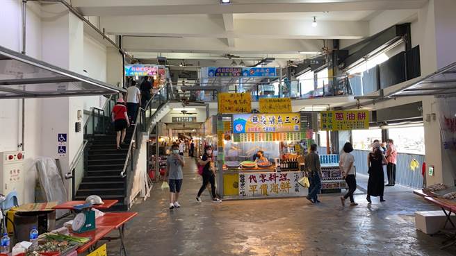 大溪渔港维持100名游客总量管制，总量管制人数也包括鱼市场直销中心。（宜兰县政府提供／李忠一宜兰传真）